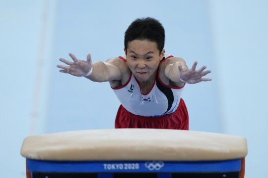 신재환(제천시청)이 지난달 24일 일본 도쿄 아리아케 체조경기장에서 열린 도쿄올림픽 체조 남자도마 예선에서 힘차게 도약하고 있다.   AP뉴시스