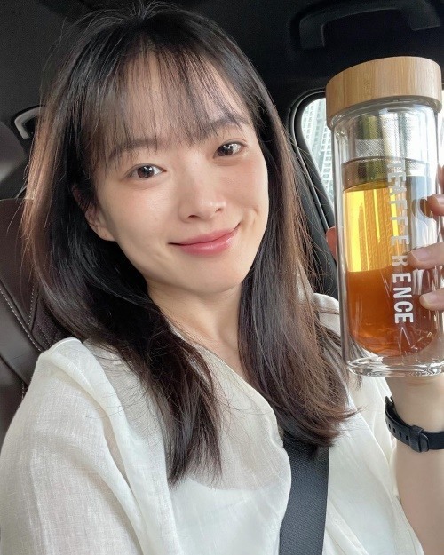 On the 2nd, Actor Chun Woo-Hee posted a picture on his Instagram account with an article entitled I will join the Gogo Inflight Internet Challenge campaign to reduce plastic by the Ministry of Environment.We use personal tumblers, sten straws, reduce the use of disposable food, cook as much as possible, buy (or good) items with less packaging materials and reduce the use of wet tissues when purchasing, he added.Finally, Chun Woo-Hee said, I will continue to practice deplastics. Individual efforts are important, but we need help from companies.We all look for good practices for the earth. In the photo, Chun Woo-Hee was shown taking a selfie with a tumbler in the car, and he boasted beautiful beauty without a toilet.Recently, Chun Woo-Hee finished the film I just dropped my smartphone.