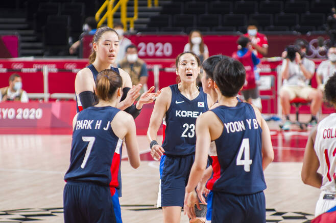 한국 여자농구 선수들이 지난달 29일 일본 사이타마 슈퍼아레나에서 열린 이번 대회 가장 어려웠던 캐나다전에서 서로 격려하는 모습. 사이타마 류재민 기자 phoem@seoul.co.kr