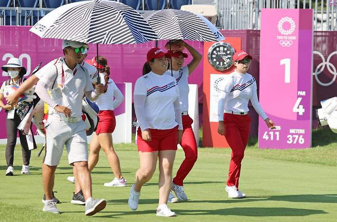 박인비(가운데)를 비롯한 올림픽 골프 한국 여자 대표팀이 1일 일본 가스미가세키 컨트리클럽에서 코스를 돌아보고 있다. 도쿄 ㅣ연합뉴스