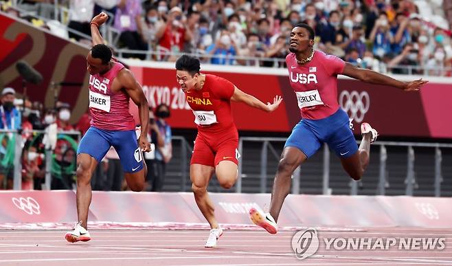 도쿄올림픽 100m 결승에 나선 중국 쑤빙톈(가운데) (도쿄 EPA=연합뉴스)