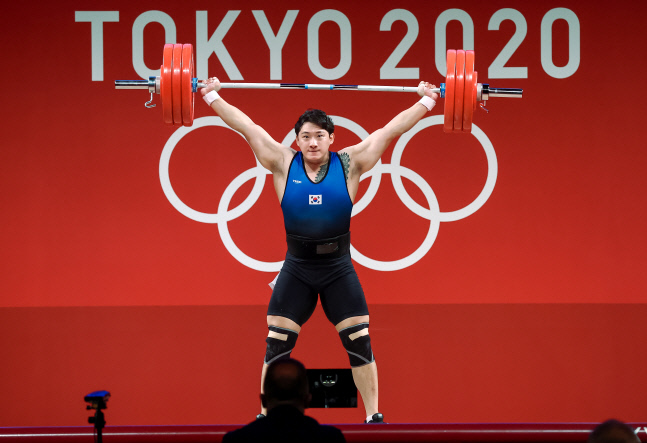 진윤성이 3일 일본 도쿄국제포럼에서 열린 도쿄올림픽 역도 남자 109kg급에서 인상 180kg 1차 시기를 성공시키고 있다. 도쿄 | 연합뉴스