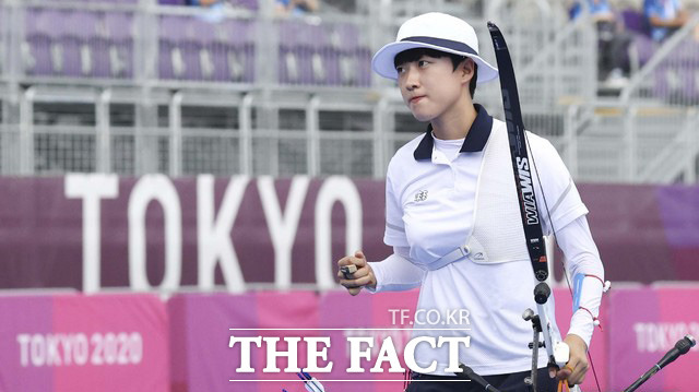 대한양궁협회 관계자는 3일 <더팩트>와의 통화에서 "안산 선수와 관련해 협회로 온 전화의 대부분은 그를 보호해달라는 내용이었다"며 "안 선수의 메달과 국가대표 자격 박탈을 요구한 사람은 단 한 명도 없었다"고 밝혔다. 사진은 2020도쿄올림픽에서 사상 첫 3관왕에 오른 안산./도쿄=뉴시스