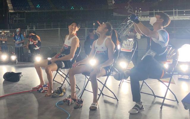 2020 도쿄올림픽 스포츠클라이밍에 출전하는 천종원(왼쪽부터)과 서채현이 도쿄 현지에서 연습장을 바라보고 있다. 대한산악연맹 제공