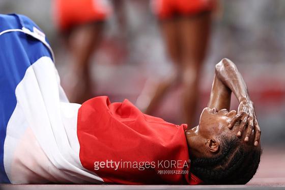 2일(한국시간) 도쿄올림픽 육상 여자 5000ｍ 결선에서 14분 36초 79를 기록하며 금메달을 목에 건 시판 하산(네덜란드). 사진=게티이미지