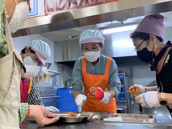 다른 정치인 아내와 달리 김숙희씨는 이낙연 전 대표의 패션을 챙겨주지 않는다. 김씨는 "내가 남자 패션을 잘 모르는데 다행히 남편이 알아서 옷을 사고 넥타이도 척척 고르더라"고 말했다.