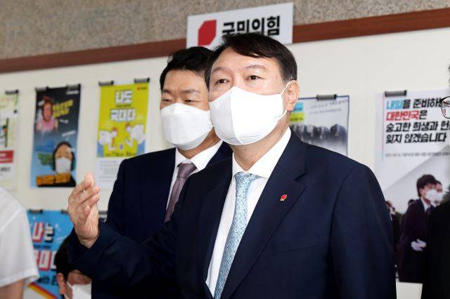 윤석열 전 검찰총장이 지난 2일 서울 여의도 국회에서 이준석 국민의힘 대표와 김기현 원내대표 및 최고위원들을 예방한 후 취재진의 질문에 답하고 있다. 최종학 기자