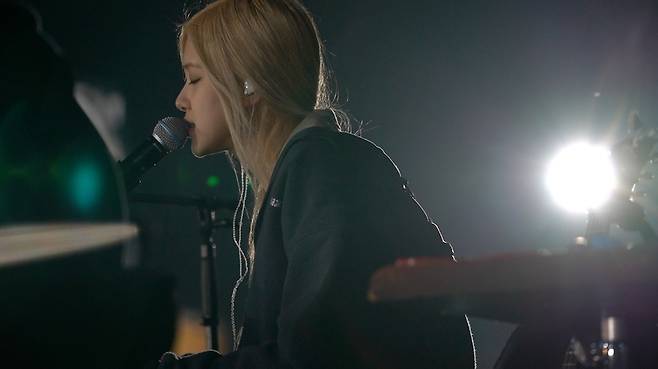 BLACKPINK Rosé unveils GoneLove Live!! stage for the first timeJTBCs Wishing Sea, which airs on August 3, will feature the last Love Live! performance of its Pohang Bar operations.First, the last pop song cover song of the first music of Sea will be released.Rosé has been praised by global artists such as world-renowned singer-songwriter and guitarist John Mayer and American pop legend Alicia Keys for the performances released in The Hopeful Sea.In addition, Rosé has left a strong lull with a strong tone every time, and the video uploaded to the desired Sea official YouTube channel has become a hot topic to exceed millions of views.In addition to the cover song, I will show my solo title song Gone, which I participated in writing and composing, as an acoustic version.Especially, on this day, Rosé was the first Love Live! stage to be called in front of the audience after the release of Gone.Its the first time Ive ever called in front of people like this, its going to be a meaningful moment, he said.Also, Rosé songs I love so much from my childhood, he said, selecting Nells Time to Walk Memories to lead the stage with a sweet piano performance that captivated the ears from the beginning of the song, and stimulated the audiences sensitivity with his unique dreamy and mysterious voice.Love Live! of The Hope Sea continued from acoustic songs to heartbreaking ballad stages.Onew said, I interpreted it in my own style. He selected the famous song Behind You in the 90s.If the original song was Park Jin-youngs sad sensibility, Onew sang in a unadorned voice to the beautiful piano melody, which was another impression from the original song.Another performance is the stage of Yoon Jong Shin, Onew, and Lee Soo Hyun, who reinterpreted the duet song Kim Hyun Chul and Lee Soras Blue of Your Alternative loved by lyrical melody.The tone and emotion of the three people combined with the perfect harmony caught the hearts of the listeners.