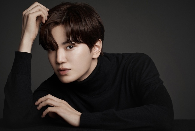 Group Infinite Sungjong has released a new Profile photo.On September 3, Sungjong released four new Profile photos on SNS and showed a different appearance.In the Profile photo, Sungjong dressed in a clean black T-shirt and stared at the front with a fascinating eye, creating a chic atmosphere.In another photo, he caught his eye with a dandy look in a modern suit jacket.Especially, the picture with clear and blue color showed a hot reaction with the flawless visuals of Sungjong and the clean charm at the same time.High expectations and attention are focused on Seongjongs move to release Profile photos and to promote more active activities.