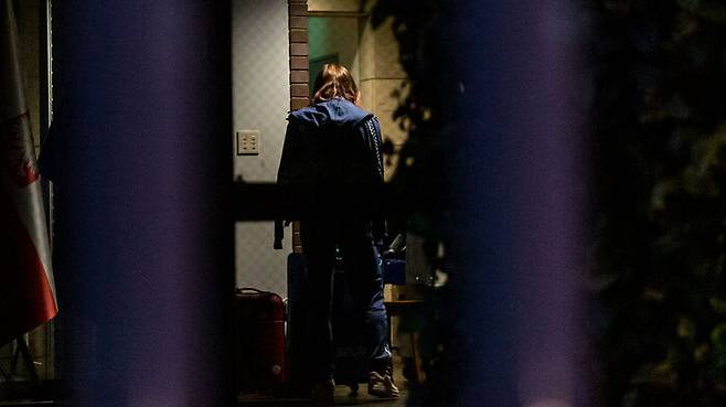 일본 도쿄에 있는 폴란드 대사관 안에서 목격된 벨라루스 육상 선수 크리스치나 치마노우스카야