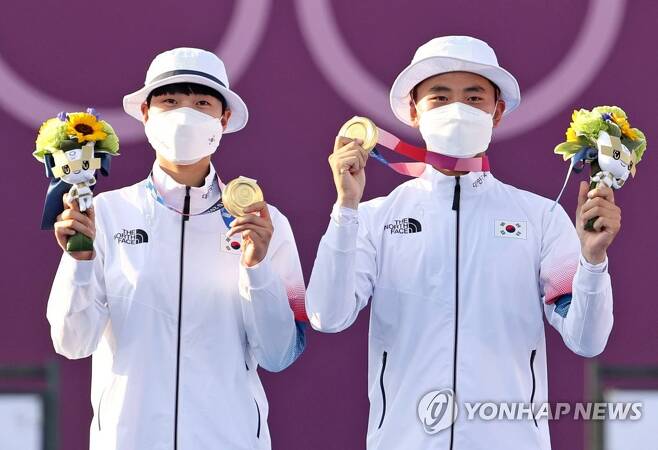 양궁 3관왕 안산(왼쪽),  2관왕 김제덕. 사진|연합뉴스
