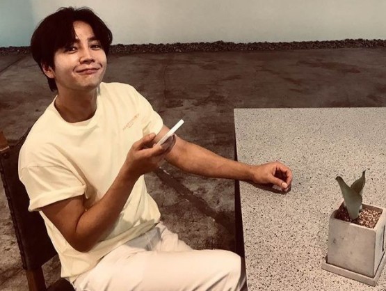 Actor Jang Keun-suk has revealed the latest situation in which attractive Smile stands out.Jang Keun-suk posted a picture on his Instagram on the 3rd with an article entitled I waited for my birthday. D-1 #amagoi.In the photo, Jang Keun-suk is sitting in a chair and posing with his cell phone.Jang Keun-suk, who is wearing white pants and casual T-shirts and making a fresh Smile, exudes admiration by revealing the handsome visuals of Asia Prince.Fans responded, Its cute, Its my birthday tomorrow, Im so happy, and Smile is cool.On the other hand, Jang Keun-suk will release Amagoy on the 4th (Wednesday) of his 34th birthday.Amagoi opened on the 28th of last month with leading streaming, and took first place in both the Japan LINE MUSIC real-time chart and the Daily chart.