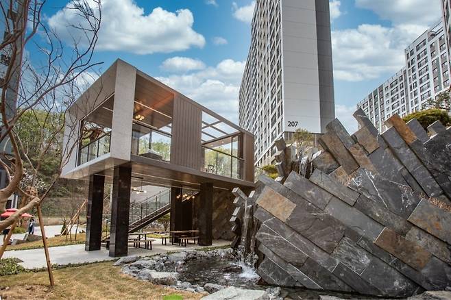 판교퍼스트힐 푸르지오 수경시설(석수담)과 파고라. (대우건설 제공) © 뉴스1