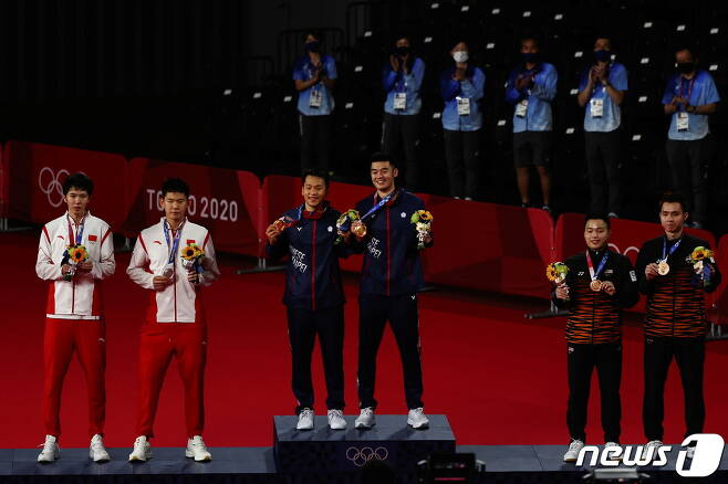 대만 배드민턴 선수들이 남자 복식에서 금메달을 땄다. 중국은 2위에 머물렀다. 하얀색 트레이닝복이 중국 선수들이다. © 로이터=뉴스1 © News1 박형기 기자