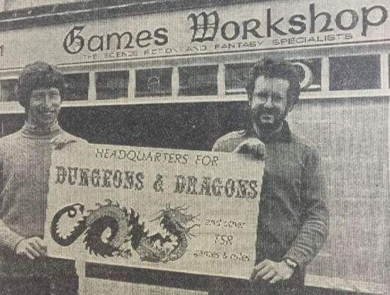 1970년대 첫번째 매장을 연 게임즈 워크샵 창업자들. 미국에서 건너 온 테이블탑 게임 '던전 앤 드래곤'을 홍보하고 있다 / 사진=인터넷 커뮤니티 캡처