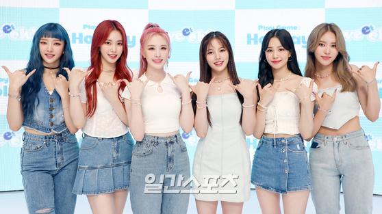 Girl group Weekly hosted an online showcase commemorating the release of the mini-fourth album, Play Game: Holiday on the afternoon of the 4th.Weekly (Lee Soo-jin, Monday, Cihan Ünal, Shin Ji-yoon, Park So-eun, Joa, Lee Jae-hee) members pose in photo time.
