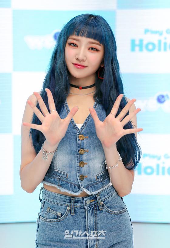 Girl group Weekly hosted an online showcase commemorating the release of the mini-fourth album, Play Game: Holiday on the afternoon of the 4th.Weekly (Lee Soo-jin, Monday, Cihan Ünal, Shin Ji-yoon, Park Soeun, Joa, Lee Jae-hee) member Park Soeun poses in photo time.