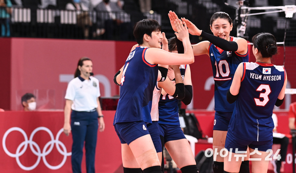 4일 오전 일본 도쿄 아리아케 아레나에서 2020 도쿄올림픽 여자 배구 8강 대한민국 대 터키의 경기가 펼쳐졌다. 한국 김연경이 득점을 올린 후 선수들과 기뻐하고 있다.