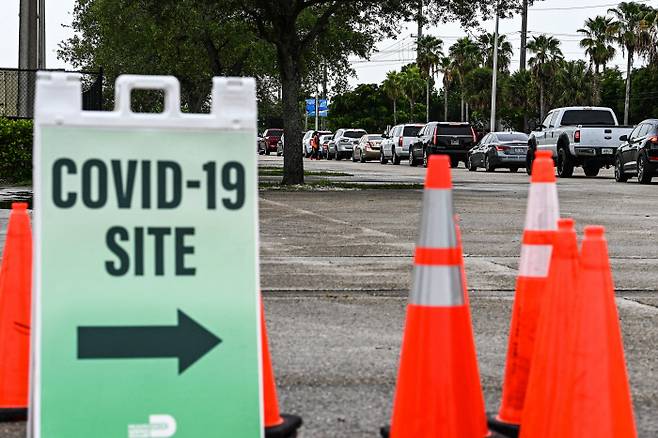 2020년 8월3일 미국 마이애미에서 차량들이 코로나19 검사를 위해 줄을 서고 있다. 마이애미 | AFP연합뉴스