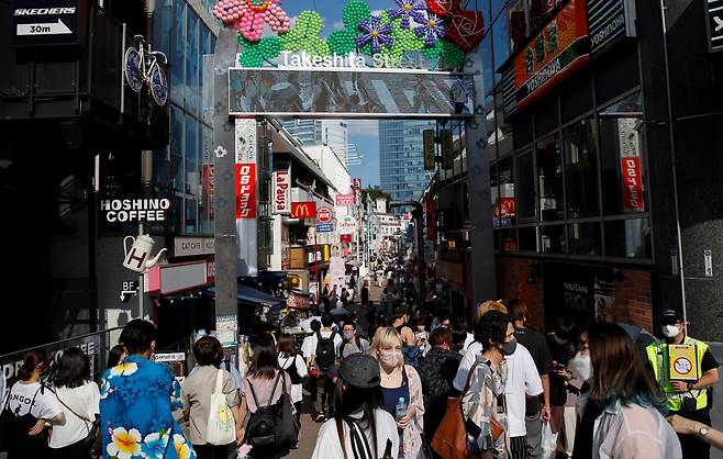 지난 3일(한국시각) 로이터통신은 일본 정부가 자가격리를 위반한 일본인 3명 실명을 공개했다고 보도했다. 사진은 지난달 31일 일본 도쿄 거리 모습. /사진=로이터