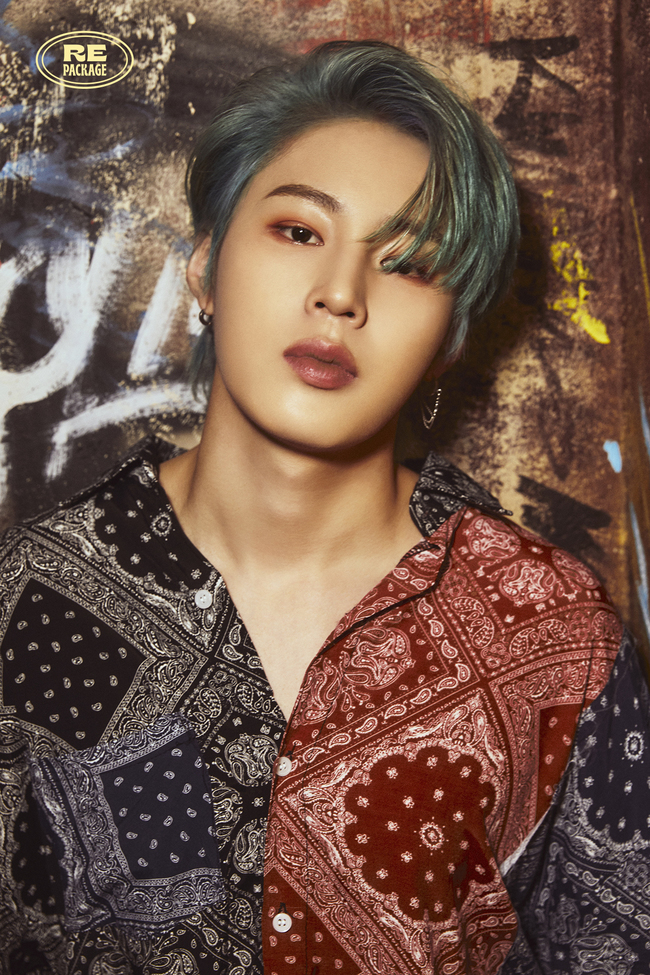 Ha Sung-woon will return to the repackaged album Select Shop.StarCruienti, a subsidiary company, released its sixth Image Teaser of its mini 5th album Repackage Album Select Shop through Ha Sung-woons official SNS account at 6 p.m. on August 4.It is the last Image Teaser to be released with track list, album preview, and music video Teaser scheduled to open in turn.Bitter Ver. The paisley costume of the photo book cover is leaning lightly against the wall with graffiti art.Charisma and sexy are buried in a languid, deadly eyes and a forceless posture.Ha Sung-woons Select Shop, which has been gathering attention with his first repackaged album since his solo debut, is expected to raise expectations about what songs will be included, and how Bitter Ver. and Sweet Ver.