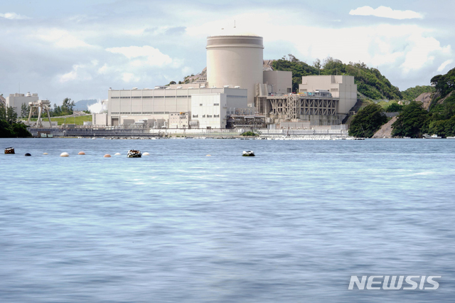 [미하마(일본)=AP/뉴시스]간사이전력이 운영하고 있는 일본 후쿠이현에 있는 미하마 원전 3호기의 지난 6월 23일 모습. 같은 운영사를 가진 후쿠이현의 오이 원전 3호기에서 4일 해수가 누출되는 사고가 일어났다. 2021.08.04.