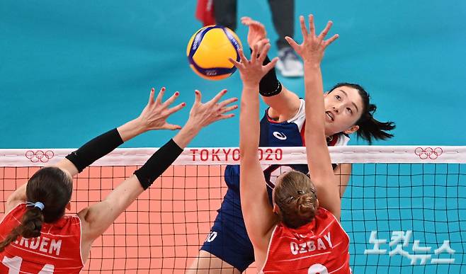 한국 배구대표팀 김연경이 4일 일본 아리아케 아레나에서 열린 도쿄올림픽 여자 배구 8강 한국과 터키의 경기에서 스파이크를 때리고 있다. 올림픽사진공동취재단