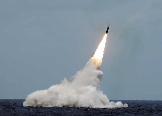 미국의 잠수함발사탄도미사일(SLBM)인 '트라이던트-Ⅱ'가 지난 2016년 8월 31일 핵잠수함 메릴랜드호를 통해 발사되고 있다. 이날은 시험발사여서 미사일에 탄두가 실리지 않았으나 2019년부터는 저위력핵탄두 등을 탑재한 채 핵잠수함에서 운용되고 있다. /사진제공=미 해군