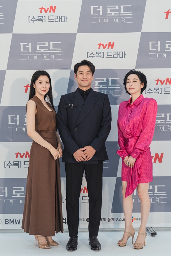 On the 4th, a production presentation of tvNs new tree drama The Lorde: The Tragedy of 1 (hereinafter referred to as The Lorde) was held online.Director Kim No-won, Actor Ji Jin-hee, Yoon Se-ah and Kim Hye-eun attended the ceremony.The Lorde: The Tragedy of 1 is a mystery drama that depicts a story of a terrible and tragic event that was pouring down heavy rains and a secret that is intertwined like silence, avoidance, and threads that creates another tragedy.Kim Hye-eun plays BSN Late Night News Announcer Cha Seo-young.Beauty, academic background, specs, financial power, husband and family are all the things that others desire, and they are craving higher places.On the day, Kim Hye-eun said, Honestly, I did not see the script and decided to appear.I was going down to Jeju Island for a month when the production representative came to Jeju Island.I ate dinner and talked about it, but I felt like I was going to see people with intuition. But I came to Seoul and saw the script and I thought wrong. My role was too strong. But when I saw a lot of scripts, my role was difficult and my work was so good.I had to avoid this, but I wanted to take responsibility for the horse first, so I acted to keep my promise, and I found out that I was too studying late.I felt Meru as an actor, and this work was an opportunity to overcome the unexpected Merus. Kim Hye-eun, from Weather Report Girl, said she achieved Announcers dream with The Lorde.I graduated from college in the past and took a test to become an announcer. I became a weather caster starting with MBC Announcer in Cheongju.I dreamed of an anchor, but I couldnt anchor, and I became a weather caster. I had a baby and became an Actor.If I was an anchor, I would have done what I wanted to do with the news. Kim said, I have not been in the press for nearly 10 years, but I know the stories about pride and scoop that happen in them.In our drama, those things are directly related to desire, but they are very attractive and make us realize a lot.Kim Hye-eun, who is also reunited with Ahn Nae-sang and his wife, said, I have talked about this with my seniors. My role was in the tea room when I was playing Golden Rainbow.I was a couple with my seniors, and there was a god who wore lingerie and was charming in bed.It was Ahn Nae-sang who was the channel that led to the bad spirits flowing out, he said. I acted so spiritually and physically, but I met as a couple in this role.But this couple is not a normal couple, I will tell you that they are not normal couples. On the other hand, about Yoon Se-ah, who met as a sister in a past work, I hear a lot of stories about being similar to Seah.I was a friend because I was cast this time, but I wanted to do what I would like to do if I was a sister. He said, I am well at the scene and I am doing well. Meanwhile, The Lorde: The Tragedy of 1 will premiere at 10:50 p.m. on Saturday.Photo = TVN broadcast screen