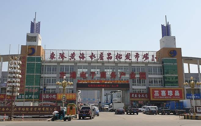 중국 랴오닝성 둥강시에 있는 수산물 도매시장 [촬영 차병섭]