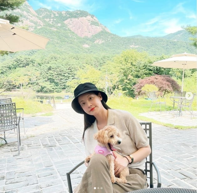 Actor Oh Yeon-seo told her daily life with Pet.Oh Yeon-seo posted a photo on her Instagram with a smile emoji on Monday.Oh Yeon-seo with Pet in the public photo was included.On the other hand, Oh Yeon-seo is looking for his next film after the Crazy X of this area, which was released on Kakao TV in May.Photo: Oh Yeon-seo SNS