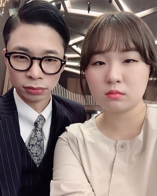 The news of the marriage of comedian Ahn Jin-ho and Han Song-hee was announced late.Ahn Jin-ho and Han Song-hee are releasing their couples daily life through YouTube channel Gino Songi.They revealed that they had signed a marriage report in March and made a marriage.Meanwhile, Ahn Jin-ho made his debut as a comedian in SBS 11 in 2009 and worked on SBS Uttsamsa. Han Song-hee made his debut as a comedian in SBS 16 in 2016.