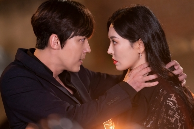 Kim So-yeon and Yoon Jong-hoon burst into anger at each other.The SBS Friday drama Penthouse 3 (played by Kim Soon-ok/directed by Joo Dong-min) revealed the confrontation between Kim So-yeon and Yoon Jong-hoon on August 5.In particular, in the last 8 episodes, Chun Seo-jin (Kim So-yeon) and Ju Dan-tae (Um Ki-jun) were toasted after they framed Shim Soo-ryun (Lee Ji-ah) for murdering Park Eun-seok, but a grand battle was held in front of Shim Soo-ryun, who was dragged to the Logan Lee family and was in crisis.Ha Yoon-chul (Yoon Jong-hoon), who had been treated for Logan Lee under the direction of Chun Seo-jin, also raised tension with the appearance of being caught by the Logan Lee family.I am wondering how the fate of Ha Yoon-cheol, who was the only one who knew Logans survival, will flow.In the open photo, Kim So-yeon and Yoon Jong-hoon are drawn to each other with intense confrontation. It is a scene in front of Ha Yoon-cheol, who is caught by the Logan family.As soon as Ha Yoon-cheol sees Chun Seo-jin, he explodes the anger of the extreme, grabs his neck, and Chun Seo-jin confronts him with his eyes that do not care.Ha Yoon-cheol, who was restrained by the guards, is angry enough to stand on his neck and his face is red, but Chun Seo-jin turns around with a pale smile as if Ha Yoon-cheol is a little.Especially, in the 9th preliminary announcement, Ha Yoon-cheol is saying Yoon Hee revenge, I do the same, and expectations are rising for Ha Yoon-cheols performance.
