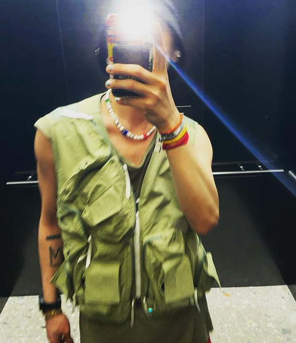 BIGBANG G-DRAGON (G-Dragon) has revealed its current status.G-Dragon posted three photos on her Instagram page on August 5.G-Dragon in the public photo is taking a mirror selfie in the elevator.G-Dragon, wearing a pink box T-shirt and shorts, completed a sensible fashion by wearing a beanie, especially with a clear tattoo behind his calf.In another photo, G-Dragon showed off her unique fashion sense by wearing a sleeveless khaki jacket and red shorts, featuring a beaded necklace and a popping visual with a colorful bracelet.Meanwhile, G-Dragon has not been doing much since BIGBANG released its single album Flower Road in 2018.Recently, G-Dragons sister, Kwon Dami, has become a hot topic with the recent news of accompanying Kim Min-joon.
