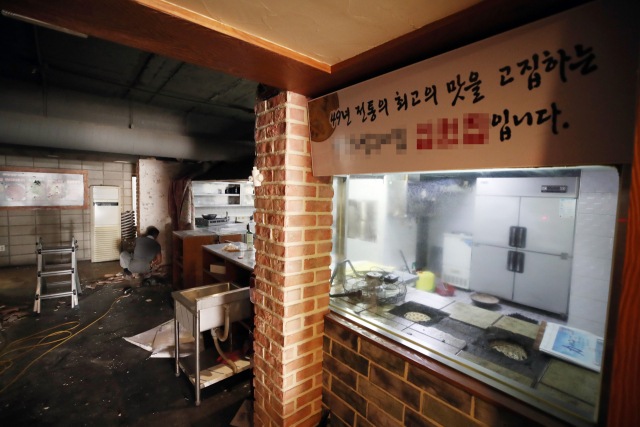 코로나19 장기화의 여파로 폐업한 서울 시내의 한 음식점에서 직원이 5일 오전 내부를 정리하고 있다. /연합뉴스