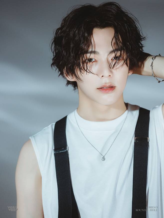 Verivery Min Chan has raised expectations for a comeback with a dreamy Aura. Jellyfish Entertainment released Verivery Min Chans personal official photo on the official SNS on the 5th.The released photos were the LOCK and Sink versions, which caught the attention of Min Chan, who was showing a deep eye with excellent eyes and a mature Aura.Min Chan has completely digested the moist and wet long wave hairstyle and made the hearts of those who complete the dreamy atmosphere.The only torn Min Chan, which emanates a soft but chic charm, raised expectations for the new Verivery album.Verivery will release and act on the second O series, Series O-Round 2: Hall, which will be released at 6 pm on the 23rd.