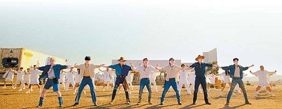 ‘퍼미션 투 댄스’ 뮤직비디오의 한 장면. 영종도 을왕산 일대에서 촬영했다. 사진 빅히트 뮤직