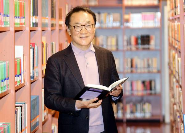 김남준 열린교회 목사가 지난달 30일 경기도 안양의 교회 옆 리폼드라이브러리에서 저술 활동에 관해 얘기하고 있다. 안양=강민석 선임기자