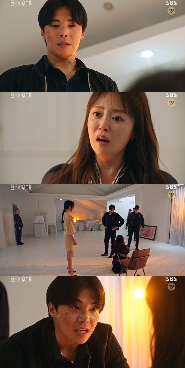 The reason why Ahn Yeon Hong is obsessed with Choi Ye-bin has been revealed.In the 9th episode of SBS Friday drama Penthouse (played by Kim Soon-ok, directed by Ju Dong-min), which was broadcast on August 6, it was revealed why Jin Pink (played by Ahn Yeon Hong) was obsessed with HAEUN stars (played by Choi Ye-bin).Jin Pung-hong was caught by Logani (Park Eun-seok), Shim Soo-ryun (Ijia), and Ha Yoon-chul (Yoon Jong-hoon).Jin Pin-hong excused Logani for being a HAEUN star when he pushed why he betrayed me.Logani told these pinks that you know that because of your daughter Michelle, I did not die because of you.It is your drunken Husband that left your daughter out that night. In fact, Jin Pink had a daughter who died of abuse.Jin-pink thought of her daughter in this Logani saying, No. She died because of me. Husband was afraid of her.I could have saved it even if I went a little faster. He cried, I will not leave it alone again. I should not leave it alone. 