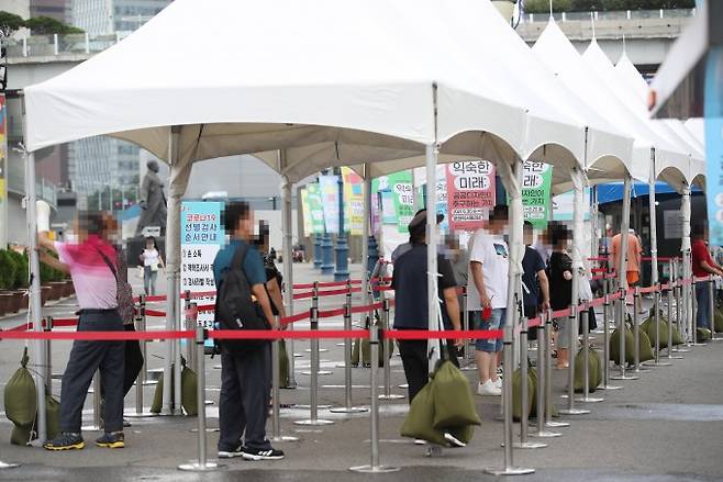 31일 오전 서울역 광장에 마련된 중구임시선별검사소에서 시민들이 검사를 받기 위해 기다리고 있다. 연합뉴스 제공