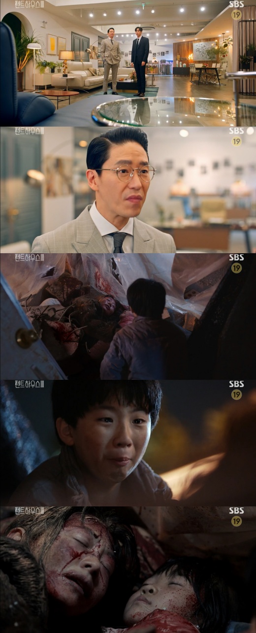 Um Ki-joon, who directed the SBS Friday drama Penthouse (playplayed by Kim Soon-ok), recalled his childhood.In Penthouse broadcast on the 6th, there appeared images of the Um Ki-joon and Kim So-yeon working as planned, with the Lee Ji-ah overturning the false accusation that he harmed Logan Lee (Park Eun-seok).He met Logan Lee, who had come back to life on the day, and he changed the blade of revenge. Logan Lee said he could not imagine that the person who detained him would be Chun Seo-jin.I will regret that I have touched the wrong person. He also said, I will punish you in my way. He also embraced him, saying, You are my brother until you die, and I keep you, to him who failed to attack the main stage.I found out that you were my mothers daughter, and I was chased by it, he said, surprised at him. I told him.If I hadnt told you, it wouldnt have happened. Rona, you died because of me. What the hell did you do to her? Joo Seok-hun forwarded this fact to Shim Su-ryeon.Judantae, meanwhile, visited 27 Suji-gu with Joo Seok-hoon, who expressed satisfaction, saying, Now this place is in my hands, I will tear down this store and make this a landmark.When Joo Hoon asked, Why are you so greedy for this place? He said, This was the house where I and my family originally lived.It is where your grandmother lived, he said. And here is my Mother buried.In the ensuing past reminiscences, a young Judantae was seen witnessing the death of Mother and younger Sister.He lived at 27 Suji-gu, and his Mother and younger Sister were laid under the building during the forced demolition.The mother of Judantae left a will saying, You have to live, make a lot of money and build a good house.So, after taking a deep breath, Judan Tae said, Everything has started here, and now it is my turn to complete.