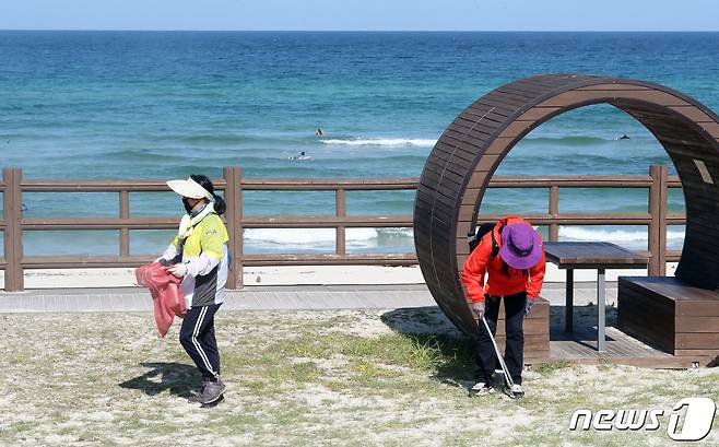 지난해 9월25일 오전 제주 애월읍 곽지해수욕장과 한담해변 일원에서 열린 '제주 플로깅' 행사에서 참가자들이 쓰레기를 줍고 있다. .2020.9.25/뉴스1 © News1 오현지 기자