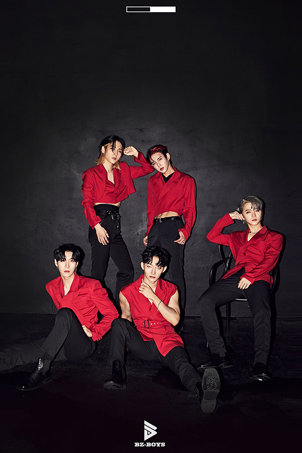 Two versions of the group concept photo were opened through the official SNS channel of Bz-Boys on the 7th and 8th.In the image released on the 7th, Bz-Boys members who match red shirt and black jeans attracted attention with the charm of Homme Fatal.The second image, which was released on the 8th, featured a sophisticated style of Bz-Boys based on a classical atmosphere.Bz-Boys captivated fans at home and abroad by radiating deadly looks and chic charisma.Meanwhile, BZ-BOYS new album Contrast will be released on various online music sites at noon on the 12th.Photo Chrome Entertainment