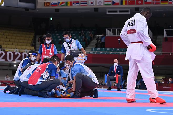 결승전 상대 이란의 사자드 간자데가 쓰러져 긴급 의료조치를 받는 동안 사우디의 타레그 하메디가 기다리고 있다. /Du Yu