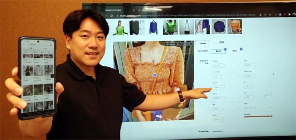 전재영 옴니어스 대표가 인공지능(AI) 기반의 패션 아이템 태거 및 속성 자동 생성 기술을 적용한 온라인 쇼핑 검색·추천 서비스에 대해 설명하고 있다.  [김호영 기자]