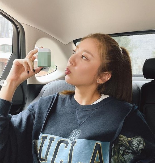 Actor Son Dam-bi has unveiled his latest appearance with beautiful looks that show off his refreshing charm.Son Dam-bi posted a picture on his Instagram on the 8th with an article entitled Today is the day of shooting # sister who came back again.Son Dam-bi in the picture is making a fresh look in the car.Son Dam-bi, who tied his hair in a casual T-shirt, catches the eye with a slimmer V-line and watery beautiful look after the diet success.On the other hand, Son Dam-bi is meeting with fans through IHQ entertainment My sister shoots!It is an Anju restaurant tour program where four MCs, the representative of the entertainment industry, visit the famous Anju restaurant and perform a talk show with the food.