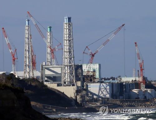 폐로 작업용 크레인이 설치된 후쿠시마 제1원전 전경. [연합뉴스 자료사진]