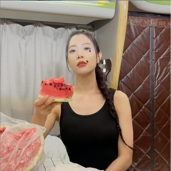 Actor Clara has been happy with a pretty face and a pair of Mr Watermelon.Clara posted a short video on Instagram on the 8th, saying, #Watermelon # Challenge.Clara, who was in the video, ate Watermelon and spit Mr. Watermelon on his face and made it into a dot.Clara spit out at once and managed to put two Watermelons on her face, drawing attention.Netizens are responding to Im wasting my pretty face and If you write it like that, give it to me.Meanwhile Clara married the Korean-American businessman Samuel Huang in 2019.