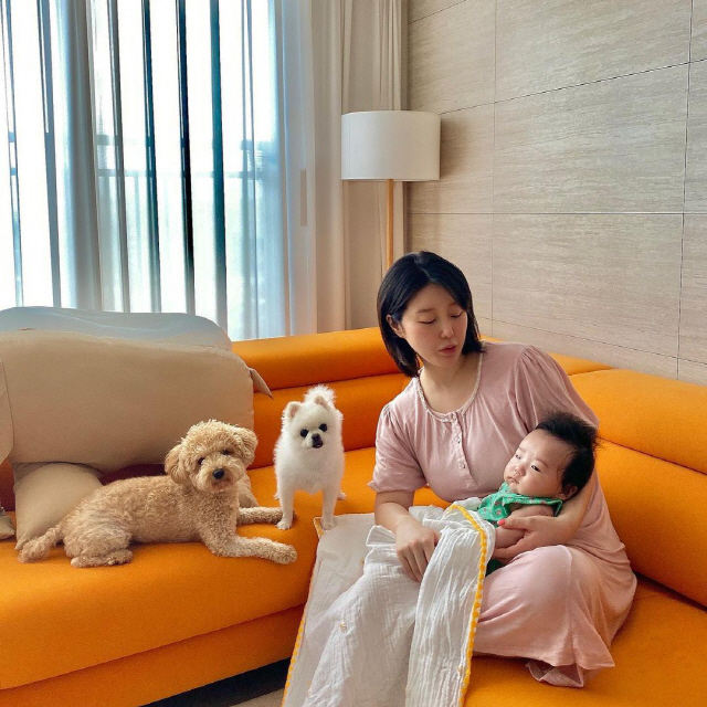 Singer Butterfly has had a busy Haru with a pet parenting.Butterfly posted a picture on his 9th day, saying, 1.Insta photo 2. reality.The picture shows Butterfly spending time with Son, sitting on a couch and holding him tightly and unable to take his eyes off him.So, Son is staring at the front as if his mothers arms are comfortable and making a relaxed expression.At this time, Butterfly spent a busy Haru, not only playing with his dogs, but also taking his dogs.Butterflys happy smile attracts attention even in everyday life without breaks.Butterfly added: Parenting, no time off.Butterfly, meanwhile, married a one-year-old non-entertainer in November 2019 and won in May.