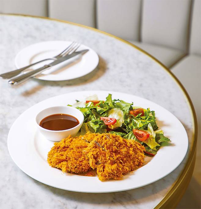 ‘그릴데미그라스’의 비프커틀릿. 소고기 안심을 사용해 부드럽다. 사진 조선일보 DB